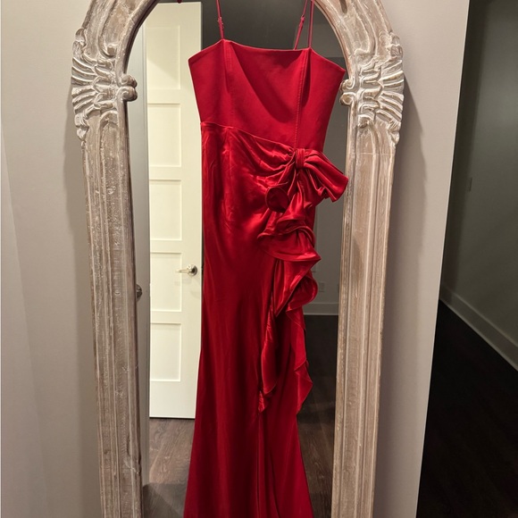 Absolutely stunning, red gown from Revolve - Picture 4 of 7